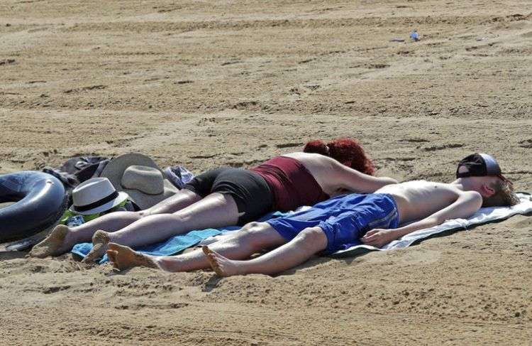 Personas al sol en la playa en Margate, sur de Inglaterra, en medio de la ola de calor que sufre Europa. Foto: Gareth Fuller /PA Wire/ PA vía AP.