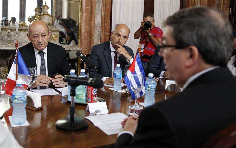 El ministro francés para Europa y Asuntos Exteriores, Jean-Yves Le Drian, asiste a una reunión con el canciller cubano, Bruno Rodríguez. Foto: Ernesto Mastrascusa/EFE.