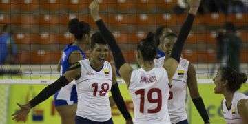 Jugadoras colombianas celebran en su triunfo ante Cuba en la Copa Panamericana de Voleibol, en Santo Domingo, República Dominicana. Foto: Orlando Barría / EFE.