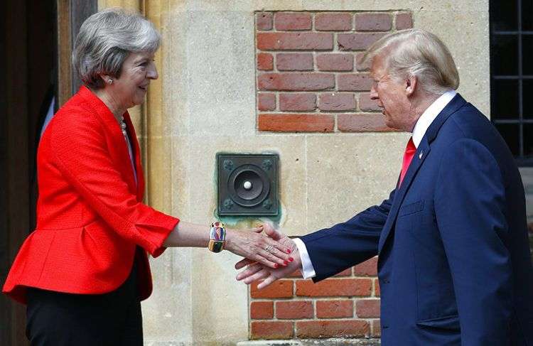 La primera ministra británica Theresa May, izquierda, recibe al presidente estadounidense Donald Trump en Chequers, Inglaterra, este viernes 13 de julio de 2018. Foto: Pablo Martinez Monsivais / AP.