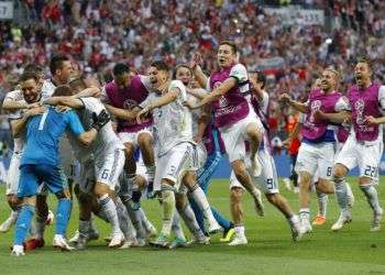 Los jugadores de la selección de Rusia acuden a felicitar a su arquero Igor Akinfeev, tras la tanda de penales que les permitió derrotar a España el domingo 1 de julio de 2018, en un encuentro de octavos de final de la Copa del Mundo, en Moscú Foto: Manu Fernández/AP.