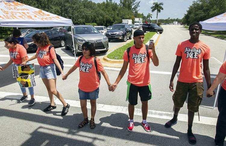 Manifestantes que lucen camisetas con la consigna "Hay que abolir el ICE" bloquean la intersección de la Avenita 145 y la Calle SW 29 en Miramar, Florida, el 18 de julio del 2018. Foto: C.M. Guerrero / Miami Herald vía AP.