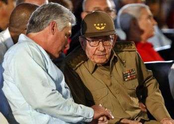 El exmandatario y líder del Partido Comunista de Cuba, Raúl Castro (d), junto al actual presidente cubano, Miguel Diaz-Canel (i), este 26 de julio del 2018, durante acto donde se conmemora el 65 aniversario del asalto al cuartel Moncada en la ciudad de Santiago de Cuba. Foto: Ernesto Mastrascusa/ POOL / EFE.