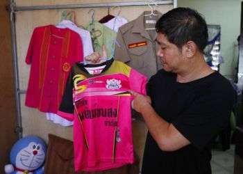 El padre de uno de los niños rescatados de la cueva en Tailandia muestra la camiseta de fútbol de su hijo. Foto: Vincent Thian/AP.