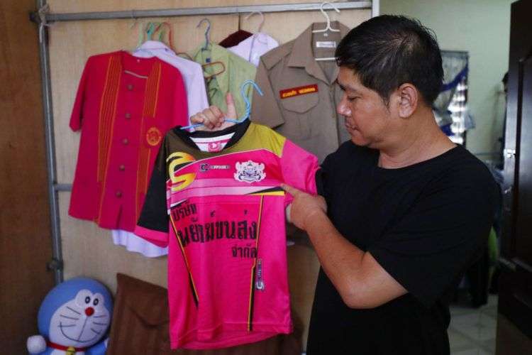 El padre de uno de los niños rescatados de la cueva en Tailandia muestra la camiseta de fútbol de su hijo. Foto: Vincent Thian/AP.