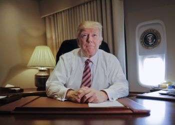 El presidente Donald Trump en su despacho del Air Force One. Foto: AP.