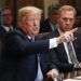 El presidente Donald Trump habla en la reunión de gabinete del 18 de julio de 2018 en la Casa Blanca, Washington. A su lado, el subsecretario de Defensa Patrick Shanahan. Foto: Pablo Martinez Monsivais/ AP.