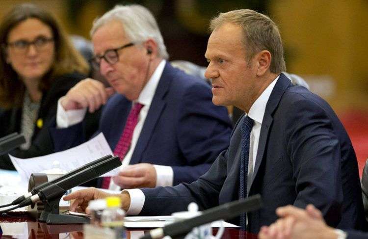 El presidente del Consejo Europeo, Donald Tusk (derecha), habla junto al presidente de la Comisión Europea, Jean-Claude Juncker, durante una reunión con autoridades de China este 16 de julio de 2018. Foto: Ng Han Guan / Pool /AP.