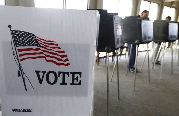 Jornada de elecciones de medio término en Hinsdale, Illinois, en 2014. Foto: M. Spencer Green / AP / Archivo.