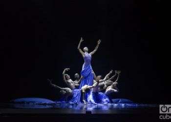 "Satori", estreno mundial de Acosta Danza, con coreografía de Raúl Reinoso y música de Pepe Gavilondo. Foto: Enrique Smith Soto.