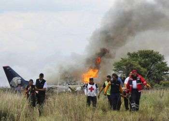 Miembros de la Cruz Roja y rescatistas llevan a una persona herida en una camilla luego del desplome de un avión comercial de Aeroméxico en las inmediaciones del aeropuerto de Durango, México, el martes 31 de julio de 2018. Foto: Cruz Roja de Durango vía AP.