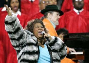 En esta foto del 5 de febrero del 2006, Aretha Franklin y Dr. John, al piano, interpretan el himno nacional antes del Super Bowl en Detroit. Foto: Gene J. Puskar / AP / Archivo.