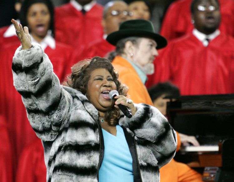 En esta foto del 5 de febrero del 2006, Aretha Franklin y Dr. John, al piano, interpretan el himno nacional antes del Super Bowl en Detroit. Foto: Gene J. Puskar / AP / Archivo.