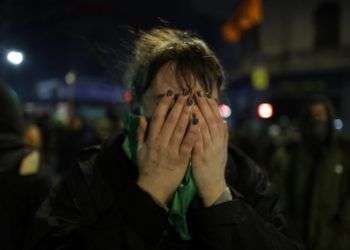 Una activista proaborto luego de que el Senado rechazó una propuesta para legalizar el aborto antes de las 14 semanas, en el exterior del Congreso, en Buenos Aires, el 9 de agosto de 2018. Foto: Natacha Pisarenko / AP.