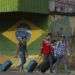 Venezolanos avanzan con su equipaje tras cruzar la frontera entre Brasil y Venezuela en la ciudad de Pacaraima, estado brasileño de Roraima, en marzo de 2018. Foto: Eraldo Peres / AP.