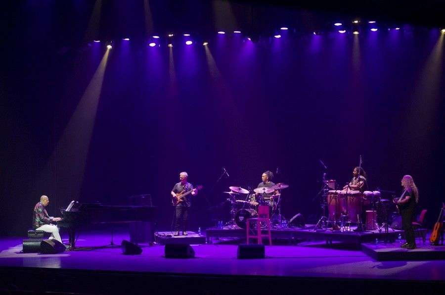 Chucho Valdés junto a Rodney Barreto en la batería, el percusionista Yaroldis Abreu, el bajista Gustavo Giuliano y el guitarrista Daniel Leis. Foto: Enrique Smith.