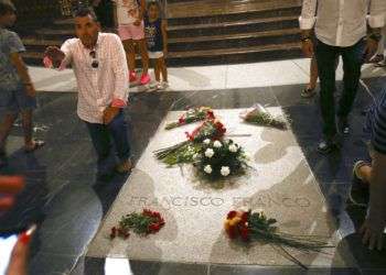 Un hombre hace un saludo con el brazo en alto junto a la tumba del ex dictador español Francisco Franco en la basílica del Valle de los Caídos cerca de El Escorial, en las afueras de Madrid, el viernes 24 de agosto de 2018. Foto: Andrea Comas / AP.