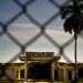 Un edificio con la leyenda "República de Cuba. Territorio Libre de América", detrás de una valla que marca la frontera con la Base Naval de Estados Unidos en la Bahía de Guantánamo. Foto: Ramón Espinosa / AP.