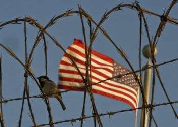 Alambre de cuchillas dentro del Campo VI del centro de detención en la Base Naval de Estados Unidos en la Bahía de Guantánamo. Foto: Ramón Espinosa / AP.