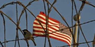 Alambre de cuchillas dentro del Campo VI del centro de detención en la Base Naval de Estados Unidos en la Bahía de Guantánamo. Foto: Ramón Espinosa / AP.