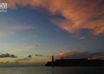 El Castillo de los Tres Reyes del Morro, en la distancia. Foto: Otmaro Rodríguez.