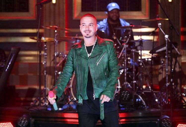 J Balvin, quien interpretó sus éxitos "Mi gente" y "X" con Nicky Jam en "The Tonight Show Starring Jimmy Fallon", el miércoles 1ro de agosto. Balvin se encontraba en Nueva York para el lanzamiento del documental de YouTube sobre su vida y su carrera "Artist Spotlight Story: Redefining Mainstream". Foto: Andrew Lipovsky / NBC vía AP.