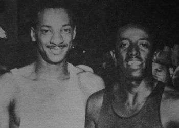 El velocista cubano Rafael Fortún (derecha) junto a uno de sus mayores rivales, el panameño Lloyd La Beach. Foto: Recorte de prensa de la época / Archivo del autor.