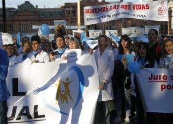 En esta imagen, tomada el 15 de julio de 2018, médicos protestan contra la legalización del aborto frente a la Casa Rosada, en Buenos Aires, Argentina. Cientos de médicos se manifestaron en contra del proyecto de ley para legalizar y despenalizar el aborto, que se encamina a ser debatido por el Senado. Foto: Jorge Saenz / AP.