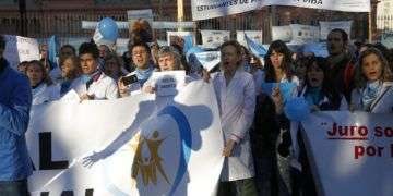 En esta imagen, tomada el 15 de julio de 2018, médicos protestan contra la legalización del aborto frente a la Casa Rosada, en Buenos Aires, Argentina. Cientos de médicos se manifestaron en contra del proyecto de ley para legalizar y despenalizar el aborto, que se encamina a ser debatido por el Senado. Foto: Jorge Saenz / AP.