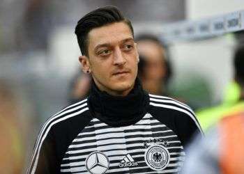 El mediocampista alemán Mesut Ozil se prepara para el partido amistoso entre Alemania y Arabia Saudí en la BayArena en Leverkusen, junio de 2018. Foto: Martin Meissner / AP.