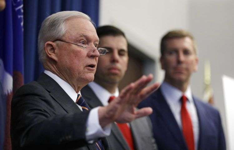 El secretario de Justicia de EEUU, Jeff Sessions, habla en conferencia de prensa en Cleveland, Ohio, 22 de agosto de 2018. Foto: Tony Dejak / AP.