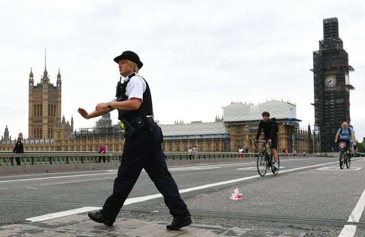 Una policía patrulla en el Puente de Westminster luego de que un auto se estrelló contra las barreras de seguridad en el exterior del parlamento, en Londres, este 14 de agosto de 2018. Foto: Stefan Rousseau / PA vía AP.