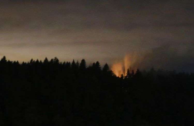 Humo y un resplandor naranja sobre la isla Ketron, en el estado de Washington. Un empleado de aerolínea se robo un avión desocupado de Horizon Air y momentos después se estrelló con la aeronave en la isla. Foto: Ted S. Warren/AP.