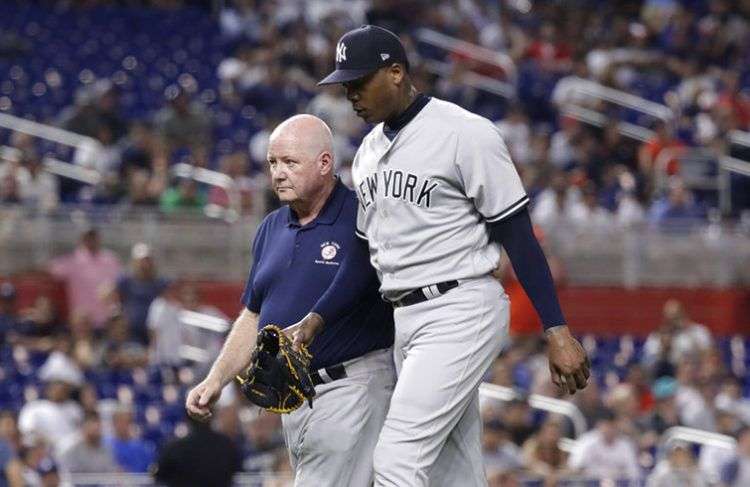 El cubano Aroldis Chapman, de los New York Yankees, abandona el encuentro del martes 21 de agosto de 2018, ante los Marlins de Miami, debido a una lesión. Foto: Lynne Sladky / AP.