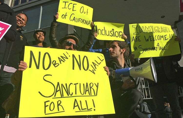 Manifestantes proinmigrantes sostienen letreros afuera de un tribunal en San Francisco, California. Foto: Haven Daley / AP / Archivo.