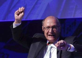 El precandidato a la presidencia y ex gobernador de Sao Paulo, Geraldo Alckmin, habla durante un foro en Brasilia, Brasil, el 18 de julio de 2018. Foto: Eraldo Peres / AP.