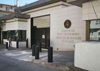 Entrada de la embajada de Estados Unidos en Ankara, Turquía, este lunes 20 de agosto de 2018. Foto: Burhan Ozbilici / AP.