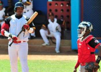 Giorvis Duvergel (izq) es uno de los iconos del béisbol en Guantánamo en las últimas décadas. Foto: Lorenzo Crespo / Venceremos.