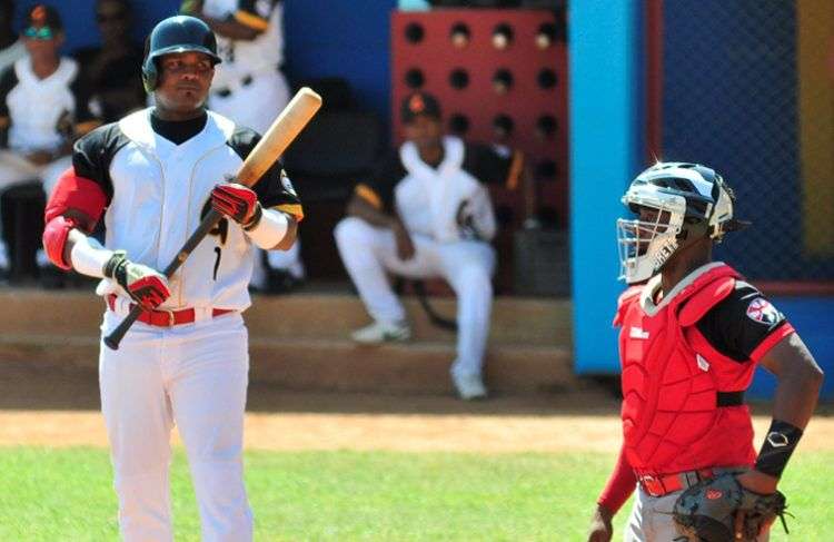 Giorvis Duvergel (izq) es uno de los iconos del béisbol en Guantánamo en las últimas décadas. Foto: Lorenzo Crespo / Venceremos.