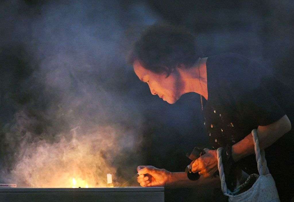 Una mujer quema incienso en el cenotafio dedicado a las víctimas de la bomba atómica en el Parque Memorial de la Paz de Hiroshima, en Hiroshima, al oeste de JapónFoto: Yohei Nishimura/Kyodo News via AP.