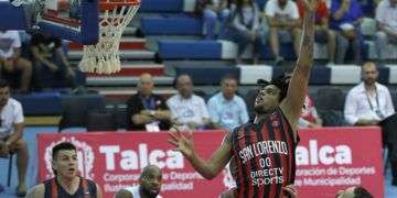 El santiaguero Javier Justiz ataca el aro vistiendo el uniforme del club San Lorenzo de Almagro, de Argentina. Foto: Fiba.basketball.