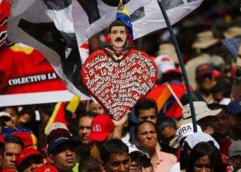 Simpatizantes del presidente venezolano Nicolás Maduro marchan al palacio presidencial en Caracas, Venezuela, el lunes 6 de agosto de 2018. Foto: Ariana Cubillos/AP.