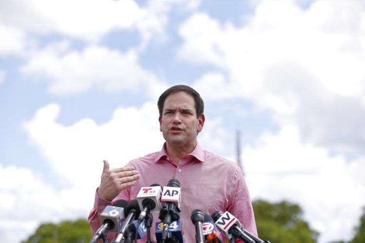 Marco Rubio ofrece una conferencia de prensa tras visitar un Refugio Temporal para Niños No Acompañados en Homstead, Florida, el 22 de junio del 2018. El senador de origen cubano dice que no se postulará nuevamente a la presidencia por ahora y que ningún republicano debería hacerle frente a Donald Trump en el 2020. Foto: Brynn Anderson/AP.