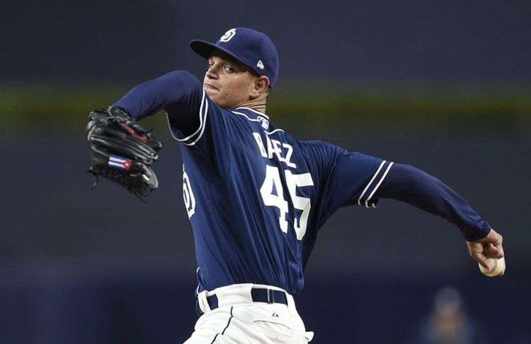 Michel Báez, con el uniforme de los Padres de San Diego y la bandera cubana en el guante. Foto: gaslampball.com