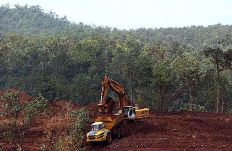 Excavaciones en la zona minera de Moa, Holguín, en el oriente de Cuba. Foto: EFE.