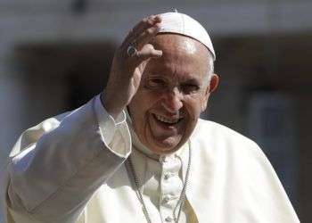 El papa Francisco saluda a los fieles en la Plaza de San Pedro, en el Vaticano. Foto: Alessandra Tarantino / AP / Archivo.