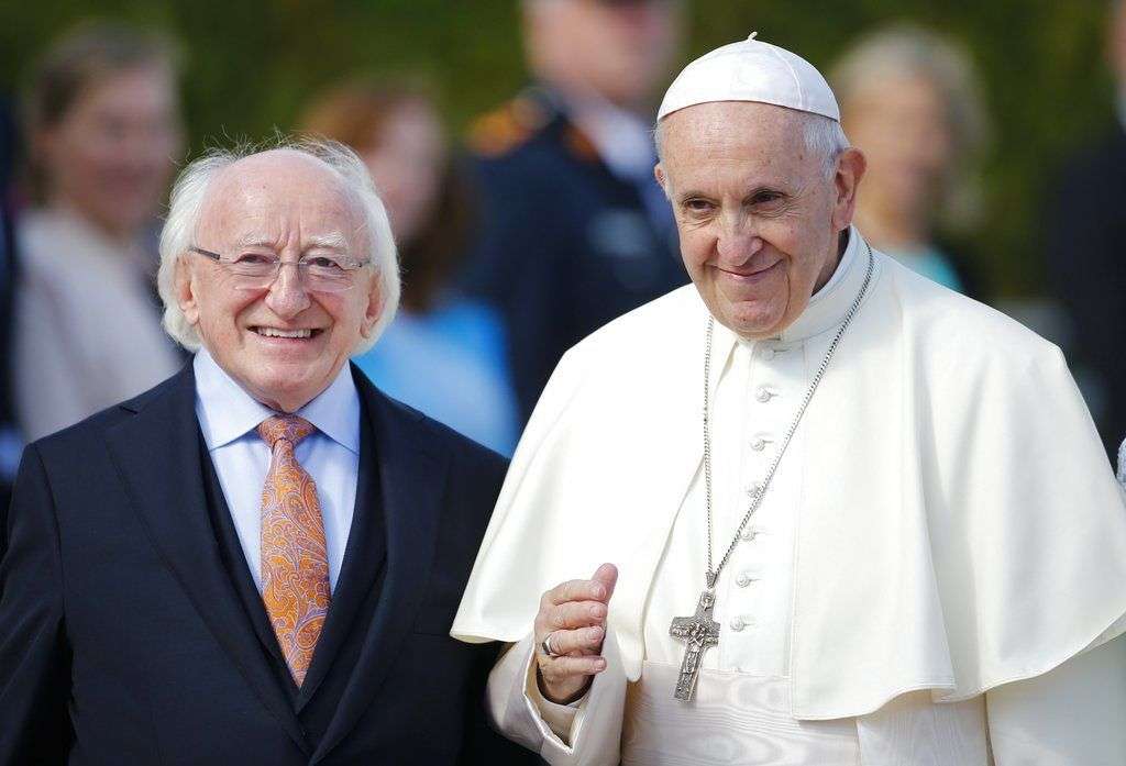 El presidente de Irlanda, Michael D. Higgins (izquierda) y el papa Francisco luego de la llegada del pontífice a la residencia presidencial en Dublín, Irlanda, el sábado 25 de agosto de 2018. Foto: Peter Morrison/AP.