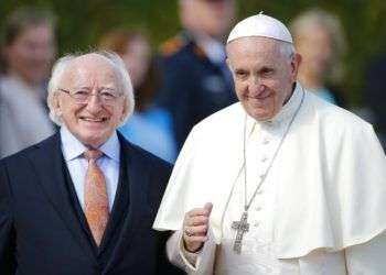 El presidente de Irlanda, Michael D. Higgins (izquierda) y el papa Francisco luego de la llegada del pontífice a la residencia presidencial en Dublín, Irlanda, el sábado 25 de agosto de 2018. Foto: Peter Morrison/AP.