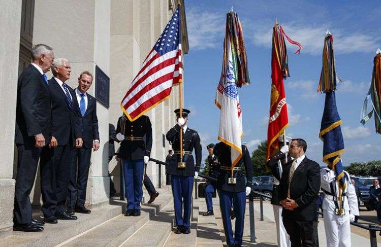 El vicepresidente de Estados Unidos Mike Pence (al centro del escalón superior) es acompañado por el subsecretario de la Defensa Pat Shanahan (derecha) y el secretario de la Defensa Jim Mattis antes de hablar en un acto sobre la creación de la Fuerza Espacial, el jueves 9 de agosto de 2018, en el Pentágono. Foto: Evan Vucci / AP.