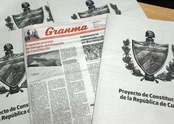 Vista del Proyecto de la nueva Constitución de la República de Cuba. Foto: Ernesto Mastrascusa / EFE.